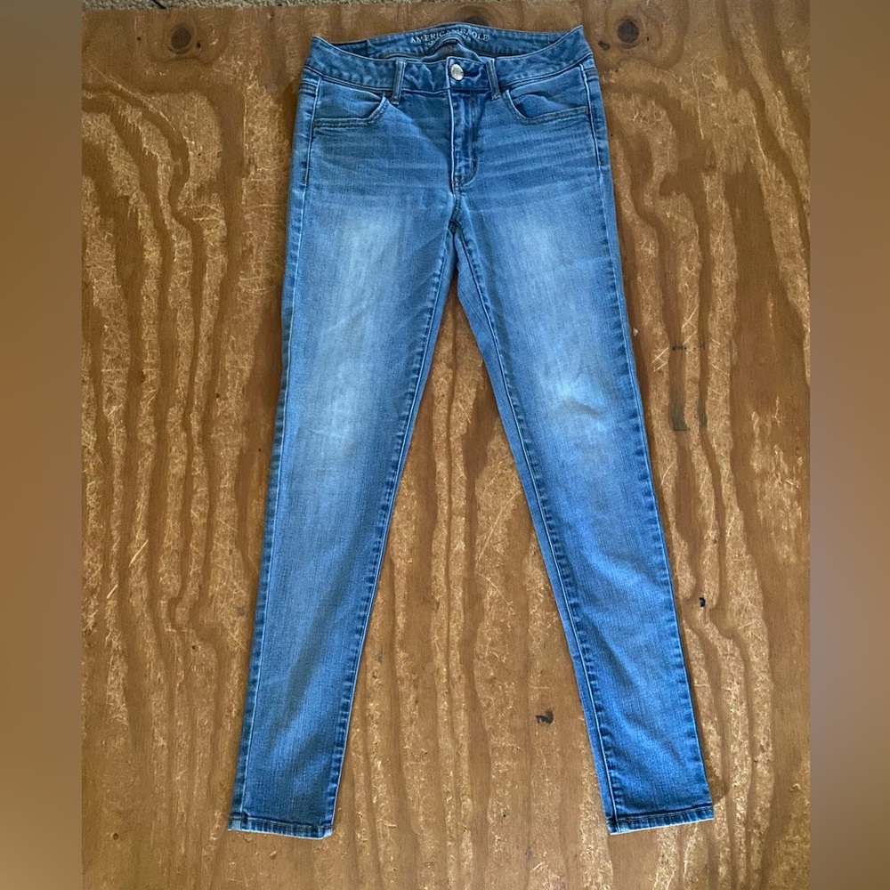Blue American eagle skinny jeans size 8 with no holes
